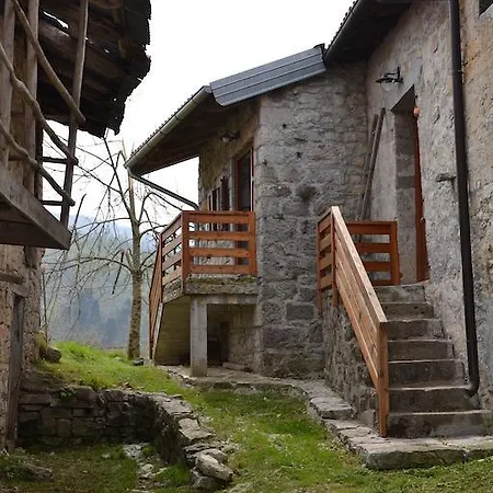 Holiday Farmhouse Skvor Robidisce