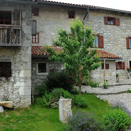 Holiday Farmhouse Skvor