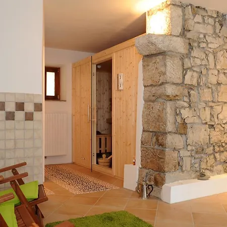 Holiday Farmhouse Skvor Robidisce