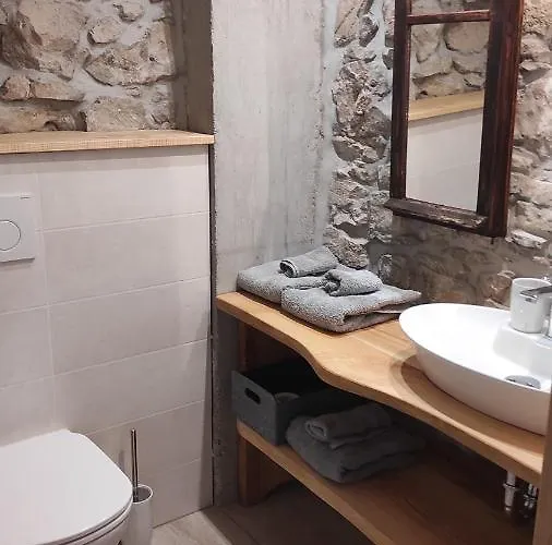 Holiday Farmhouse Skvor Robidisce