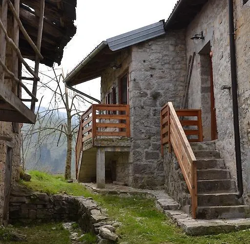 Holiday Farmhouse Skvor Robidisce