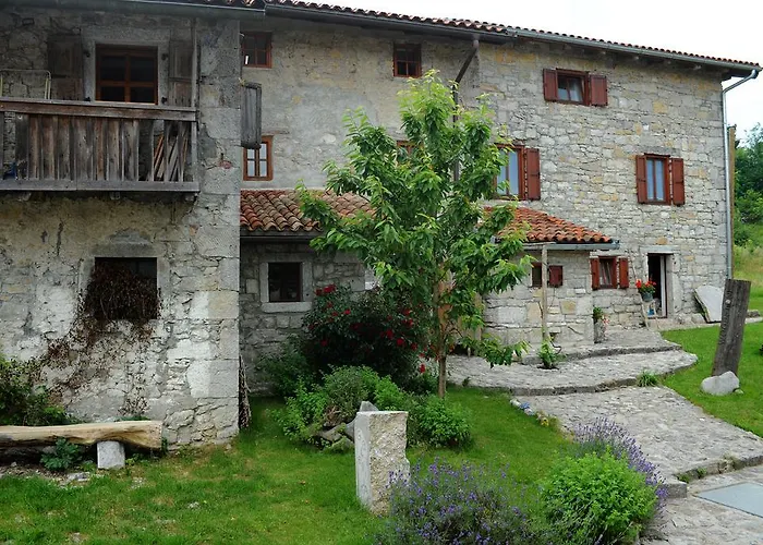 Holiday Farmhouse Skvor